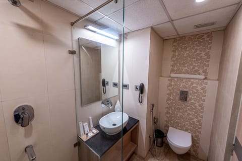 Executive Room | Bathroom | Shower, rainfall showerhead, free toiletries, slippers