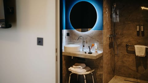 Executive Room | Bathroom | Shower, rainfall showerhead, hair dryer, towels