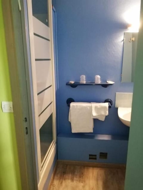 Double Room | Bathroom | Free toiletries, towels