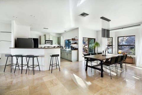 Breakfast Bar & Dining Area