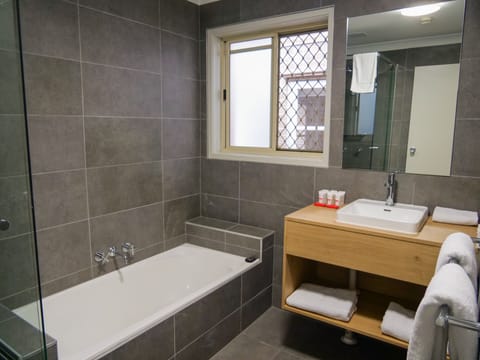 Three Bedroom Apartment | Bathroom | Shower, rainfall showerhead, free toiletries, hair dryer