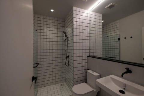 Superior Triple Room | Bathroom | Free toiletries, towels, soap, shampoo