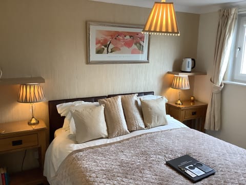 Double Room, Ensuite | Blackout drapes, iron/ironing board, free WiFi, bed sheets