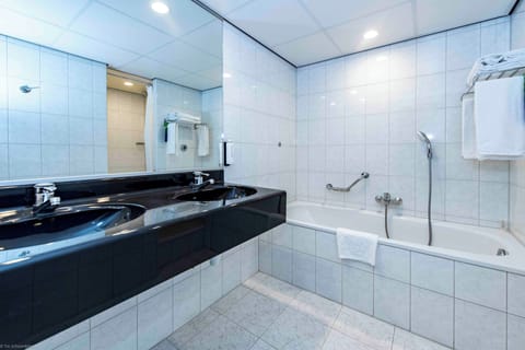 Junior Suite | Bathroom | Separate tub and shower, free toiletries, hair dryer, towels