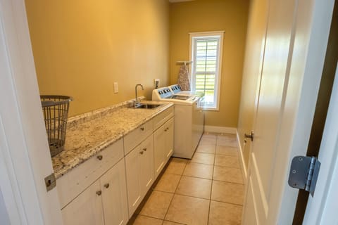 Main Level | Laundry