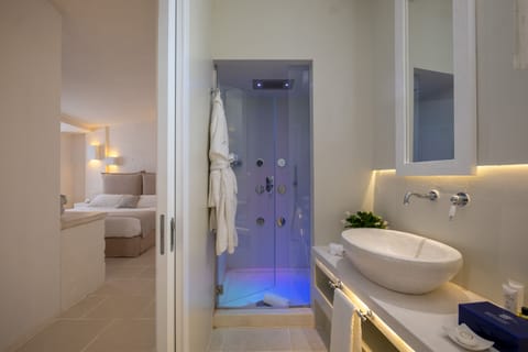 Signature Suite (Salento) | Bathroom | Free toiletries, hair dryer, bathrobes, bidet