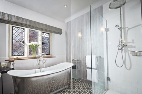 Queen Anne Suite | Bathroom | Combined shower/tub, hair dryer, bathrobes, slippers