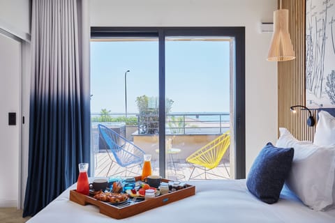 Exclusive Suite, 1 King Bed, Hot Tub, Sea View | Premium bedding, in-room safe, desk, laptop workspace