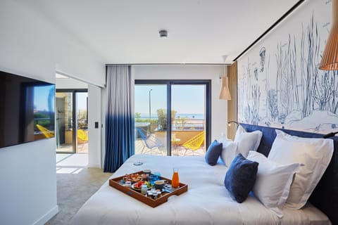 Exclusive Suite, 1 King Bed, Hot Tub, Sea View | Premium bedding, in-room safe, desk, laptop workspace