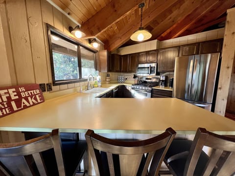 Full kitchen complete with Brady Bunch countertops.