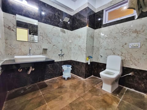 Executive Room | Bathroom | Shower, rainfall showerhead, free toiletries, hair dryer