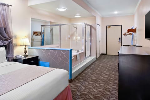 Romantic Room, 1 Queen Bed | Desk, laptop workspace, free WiFi, bed sheets