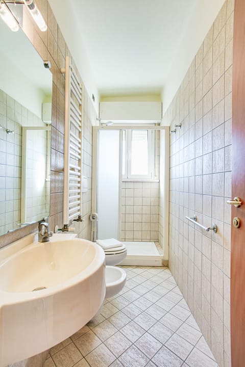 Standard Room | Bathroom | Shower, hair dryer, bidet, towels