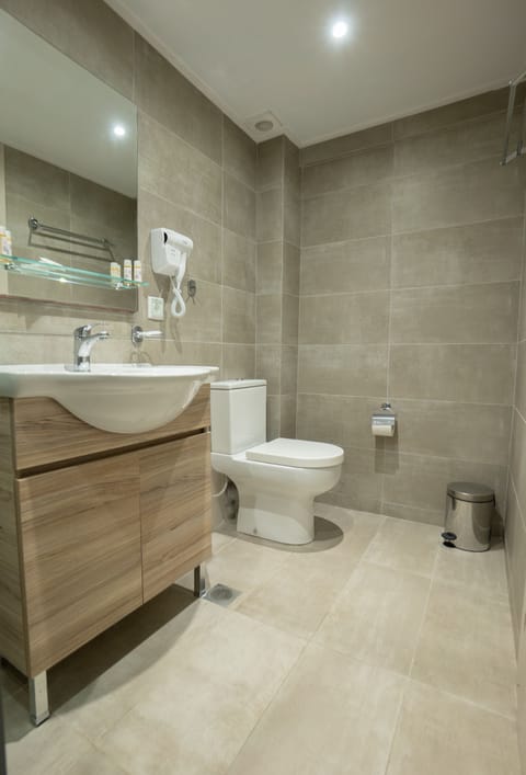 Triple Room | Bathroom | Shower, free toiletries, hair dryer, towels