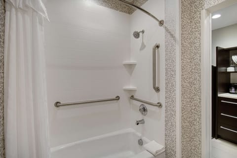 Studio, 1 King Bed, Accessible, Bathtub (Mobility & Hearing) | Bathroom | Free toiletries
