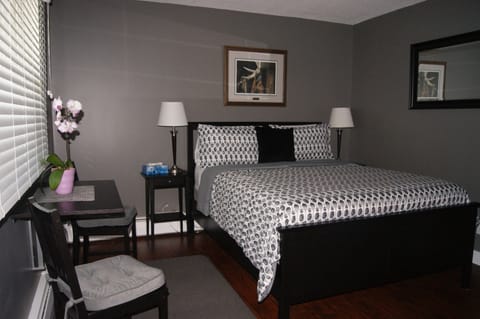 Standard Room, 1 Queen Bed | Premium bedding, individually decorated, individually furnished