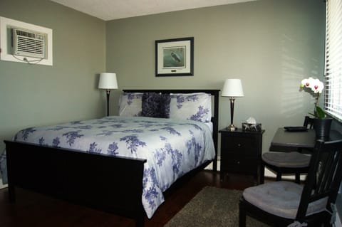 Standard Room, 1 Queen Bed | Premium bedding, individually decorated, individually furnished
