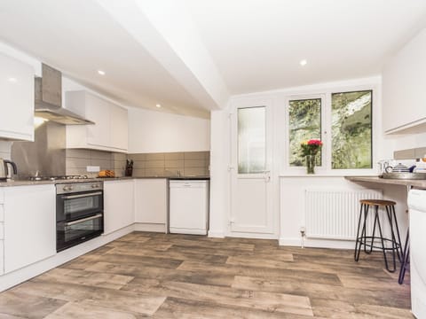 Kitchen | 2 Mount Pleasant - River View Cottages, Looe