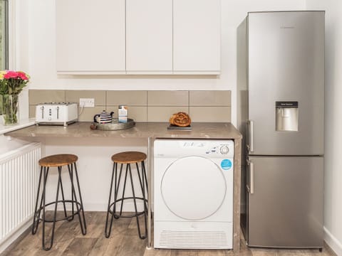 Kitchen | 2 Mount Pleasant - River View Cottages, Looe