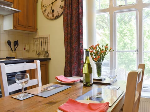 Dining Area | Burlington - Gunns Apartments, Lynton