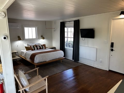 Cabin, 1 Queen Bed | Premium bedding, down comforters, memory foam beds, minibar