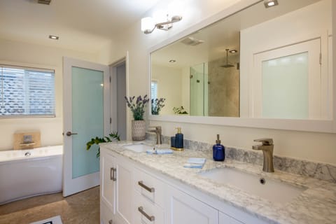 Design Room | Bathroom | Shower, hydromassage showerhead, free toiletries, hair dryer