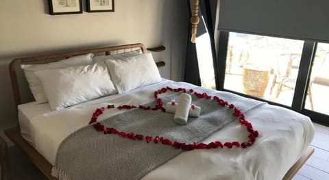Honeymoon Room | Individually decorated, individually furnished, desk, blackout drapes
