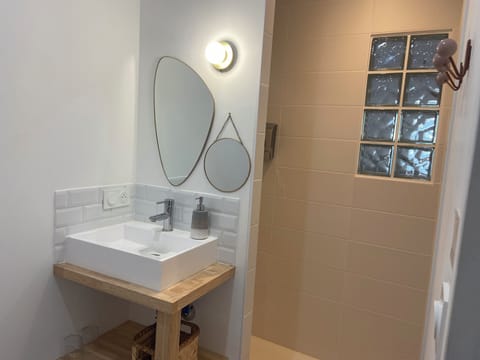 Room | Bathroom | Hair dryer, towels, soap, shampoo