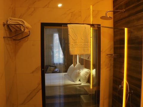 Superior Quadruple Room | Bathroom | Shower, rainfall showerhead, free toiletries, hair dryer