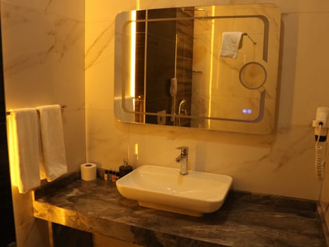 Standard Double or Twin Room | Bathroom sink