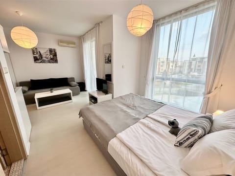 Deluxe Studio | Individually furnished, WiFi, bed sheets