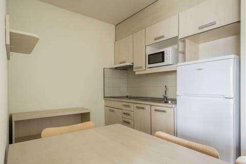 Family Studio, Kitchenette | Private kitchenette | Fridge, microwave, coffee/tea maker, cookware/dishes/utensils