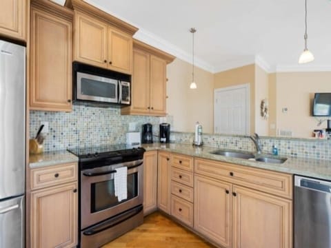 Townhome, 2 Bedrooms | Private kitchen | Fridge, oven, stovetop, coffee/tea maker