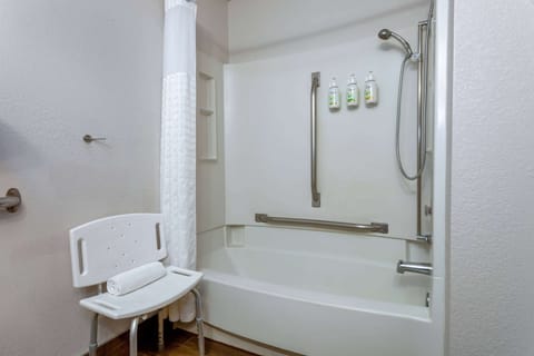 Room, 1 Queen Bed, Accessible, Non Smoking (Mobility Accessible) | Accessible bathroom