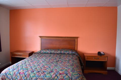 Room, 1 King Bed, Non Smoking | Iron/ironing board, free WiFi, bed sheets