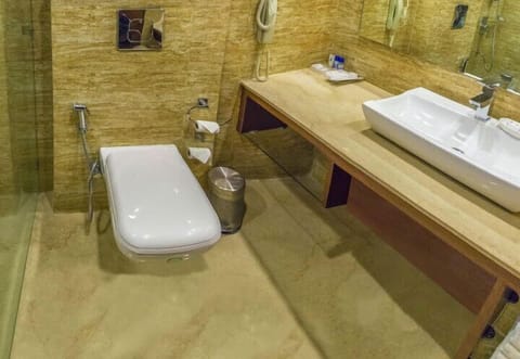 Imperial | Bathroom | Bathtub, free toiletries, towels