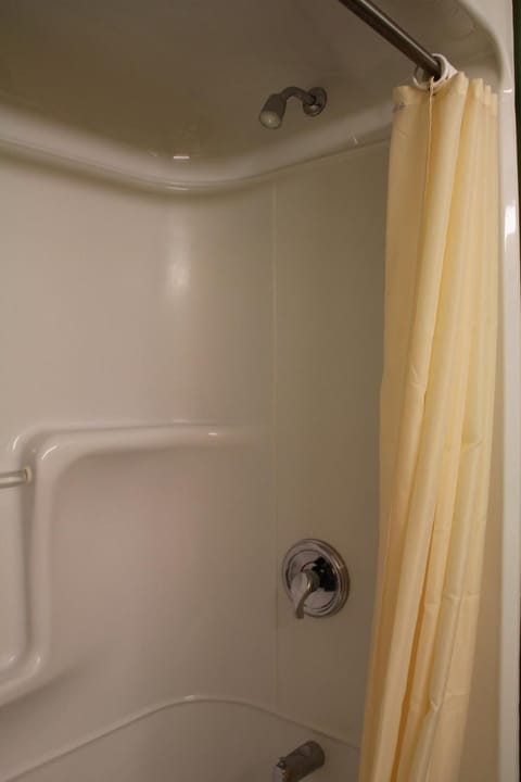 Combined shower/tub, towels