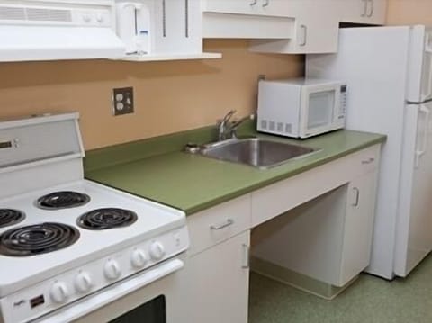 Apartment, 2 Bedrooms | Private kitchen | Fridge, microwave, oven, stovetop