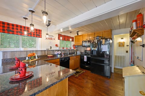 Kitchen with fridge, dishwasher and stove/oven
