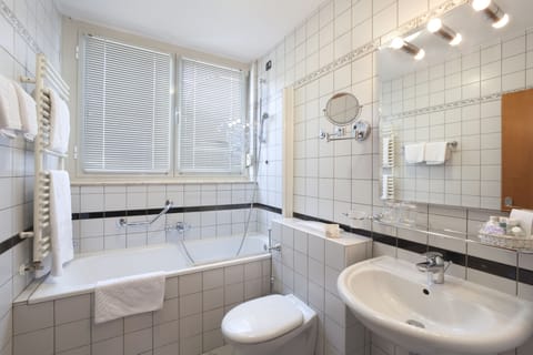 Double Room | Bathroom | Combined shower/tub, deep soaking tub, free toiletries, hair dryer