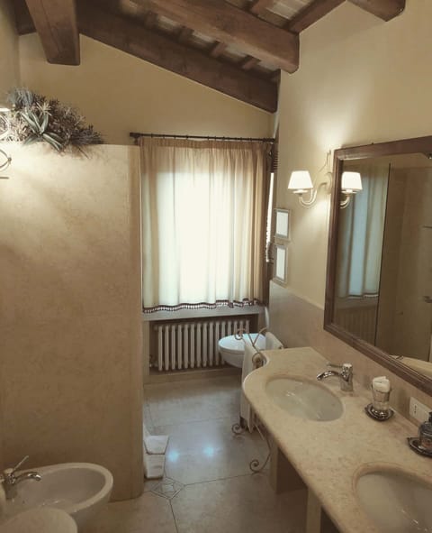 Suite | Bathroom | Shower, hair dryer, towels