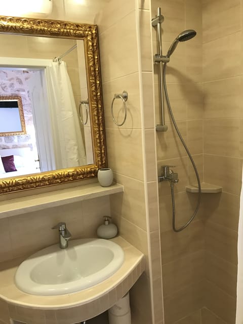 Standard Room, Shared Bathroom | Bathroom | Free toiletries, towels