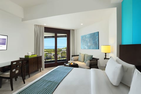 Standard Room, 1 King Bed, Ocean View | Minibar, in-room safe, individually decorated, individually furnished