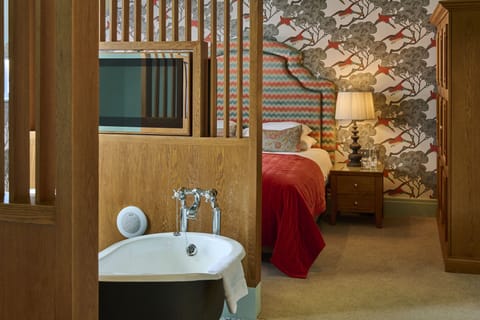 Junior Suite | Premium bedding, desk, iron/ironing board, free cribs/infant beds