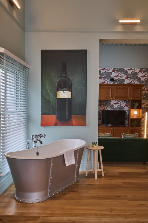 De Trafford Suite | Premium bedding, desk, iron/ironing board, free cribs/infant beds