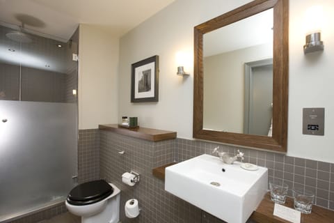 Deluxe Twin Room | Bathroom | Free toiletries, hair dryer, towels, soap