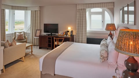 Junior Suite | Egyptian cotton sheets, premium bedding, in-room safe, desk