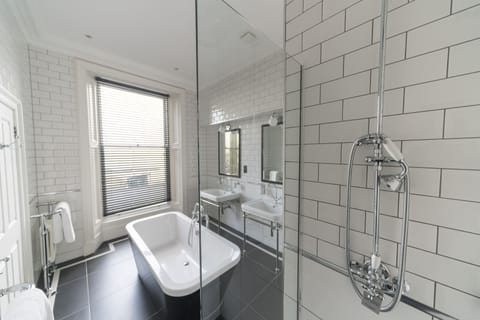 Suite | Bathroom | Free toiletries, hair dryer, towels, soap