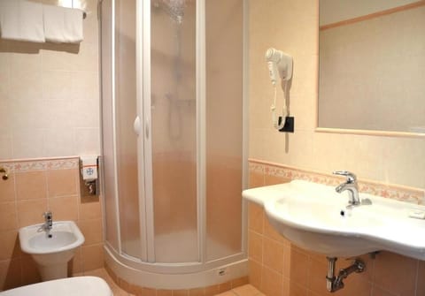 Family Room with extra bed | Bathroom | Shower, free toiletries, hair dryer, bidet