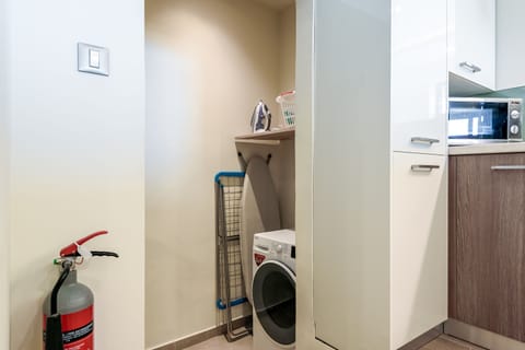 Full-size fridge, microwave, oven, stovetop